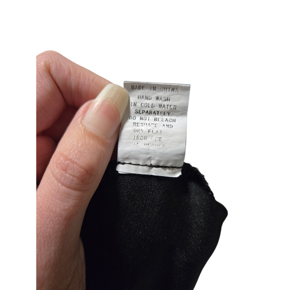 Ember fitted floral top, size large - Picture 5 of 5